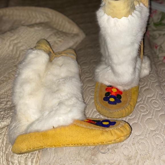 Vintage authentic mukclucks from Northern Manitoba - Picture 2 of 2
